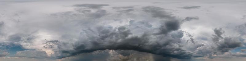 cielo oscuro antes de la tormenta con hermosas nubes negras. vista de ángulo de 360 grados de hdri sin costuras con cenit para usar en gráficos 3d o desarrollo de juegos como cúpula del cielo o editar toma de drones foto