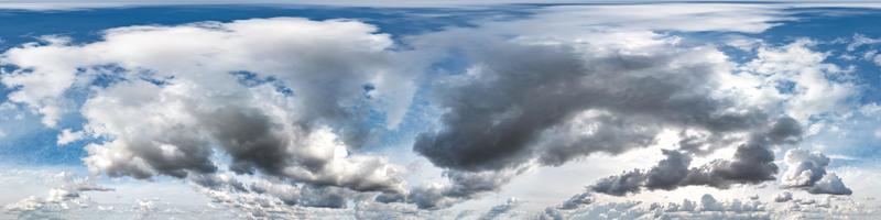 cielo azul con nubes de tormenta de lluvia. vista de ángulo de 360 grados de hdri sin costuras con cenit para usar en gráficos 3d o desarrollo de juegos como cúpula del cielo o editar toma de drones foto
