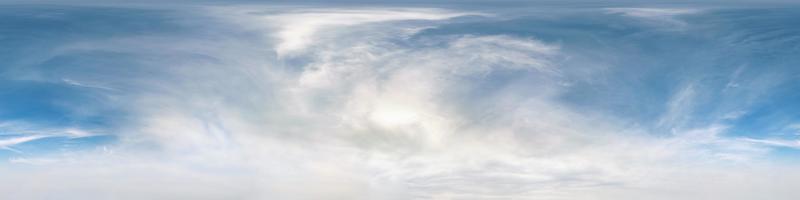 cielo azul con hermosas nubes impresionantes. vista de ángulo de 360 grados de hdri sin costuras con cenit para usar en gráficos 3d o desarrollo de juegos como cúpula del cielo o editar toma de drones foto