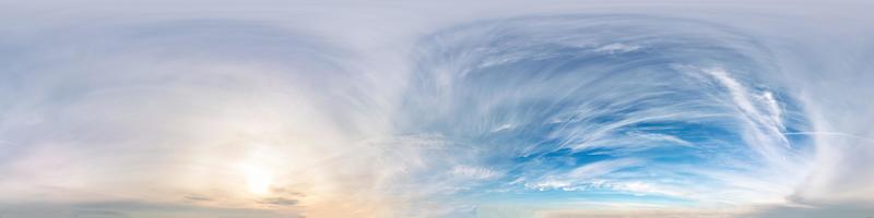 cielo azul oscuro antes del atardecer con hermosas nubes impresionantes. vista de ángulo de 360 grados de hdri sin costuras con cenit para usar en gráficos 3d o desarrollo de juegos como cúpula del cielo o editar toma de drones foto