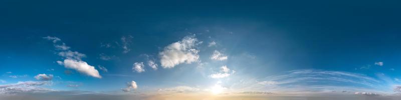 cielo azul con nubes con sol vespertino. vista de ángulo de 360 grados de hdri sin costuras con cenit para usar en gráficos 3d o desarrollo de juegos como cúpula del cielo o editar toma de drones foto