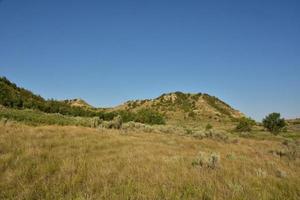 paisaje con colinas y pastizales en dakota del norte foto