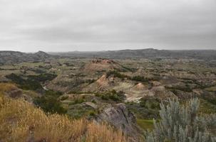 cañón pintado con montículos de colores rodantes en las tierras baldías foto