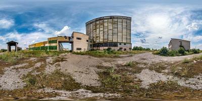 panorama hdri esférico completo sin costuras Vista de ángulo de 360 grados cerca de fábrica abandonada en ruinas en proyección equirectangular con contenido de realidad virtual cenit, vr ar. construcción de ascensor agrícola foto