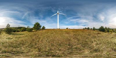 vista de ángulo de 360 grados de panorama hdri esférico completo sin fisuras cerca de la hélice del molino de viento en proyección equirectangular, vr ar contenido de realidad virtual. generación de energía eólica. pura energía verde. foto