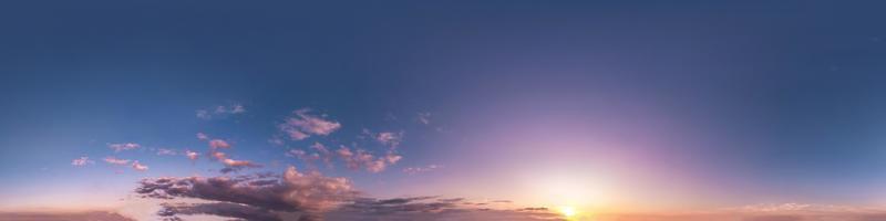 cielo rosa antes del atardecer con hermosas nubes impresionantes. vista de ángulo de 360 grados de hdri sin costuras con cenit para usar en gráficos 3d o desarrollo de juegos como cúpula del cielo o editar toma de drones