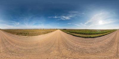 panorama hdri esférico completo sin costuras vista de ángulo de 360 grados en camino de grava entre campos en el día de verano con nubes impresionantes en proyección equirectangular, listo para contenido de realidad virtual vr ar foto