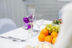 mesa de banquete servida con instrumentos y decorada con copas de vino vacías foto