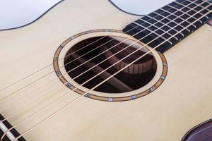 textura de madera de la cubierta inferior de guitarra acústica de seis cuerdas sobre fondo blanco. forma de guitarra foto