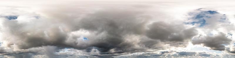 cielo azul con hermosas nubes antes de la tormenta. vista de ángulo de 360 grados de hdri sin costuras con cenit para usar en gráficos 3d o desarrollo de juegos como cúpula del cielo o editar toma de drones foto