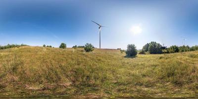 vista de ángulo de 360 grados de panorama hdri esférico completo sin fisuras cerca de la hélice del molino de viento en proyección equirectangular, vr ar contenido de realidad virtual. generación de energía eólica. pura energía verde. foto