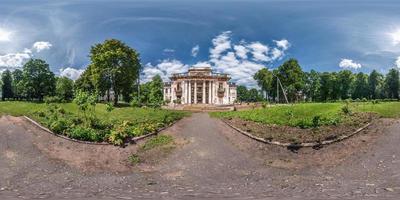 vista de ángulo de 360 grados de panorama hdri esférico completo sin fisuras cerca de piedra abandonada palacio en ruinas y complejo de parques en proyección equirectangular, vr ar contenido de realidad virtual foto