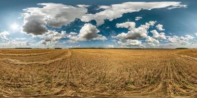 vista de ángulo de 360 grados de panorama hdri esférico completo entre campos cosechados en el día de otoño con nubes impresionantes en proyección equirectangular, contenido de realidad virtual listo vr ar foto