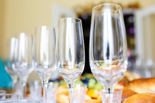 mesa de banquete servida con instrumentos y decorada con copas de vino foto