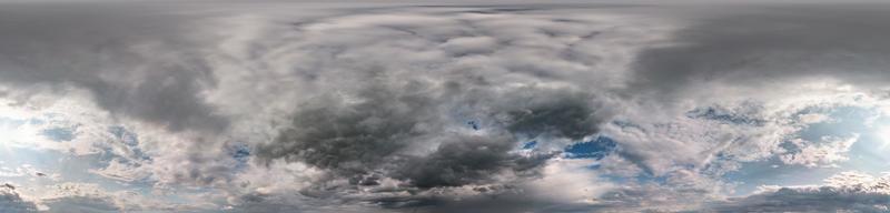 cielo azul nublado transparente hdri panorama 360 grados ángulo de visión con cenit y hermosas nubes para usar en gráficos 3d como cúpula del cielo o editar toma de drones foto