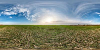 vista de ángulo de 360 grados de panorama hdri esférico completo sin costuras entre campos en un día soleado de otoño con impresionantes nubes en proyección equirectangular con cenit y nadir, listo para realidad virtual vr ar foto