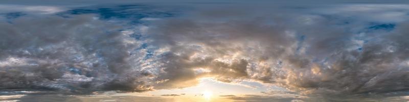 cielo oscuro antes del atardecer con hermosas nubes impresionantes. vista de ángulo de 360 grados de hdri sin costuras con cenit para usar en gráficos 3d o desarrollo de juegos como cúpula del cielo o editar toma de drones foto