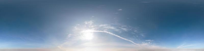 cielo azul con nubes. vista de ángulo de 360 grados de hdri sin costuras con cenit para usar en gráficos 3d o desarrollo de juegos como cúpula del cielo o editar toma de drones foto