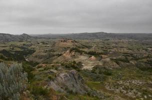 espesas nubes sobre un cañón pintado en dakota del norte foto