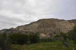 colinas ondulantes en un cañón en dakota del norte foto