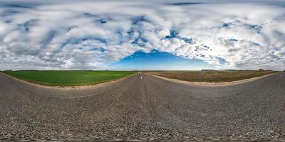 panorama hdri esférico completo sin costuras vista en ángulo de 360 grados en carretera asfaltada entre campos en el día de otoño con hermosas nubes en proyección equirectangular, listo para contenido de realidad virtual vr ar foto