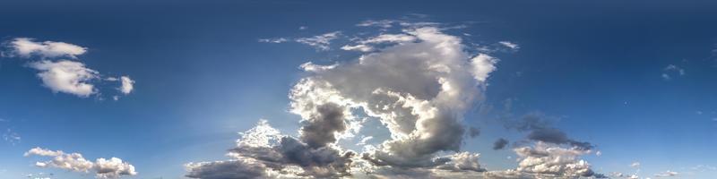 cielo azul con hermosas nubes oscuras antes de la tormenta. vista de ángulo de 360 grados de hdri sin costuras con cenit para usar en gráficos 3d o desarrollo de juegos como cúpula del cielo o editar toma de drones foto