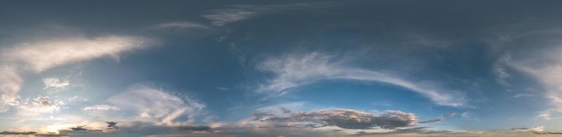 cielo azul nublado transparente hdri panorama ángulo de visión de 360 grados con cenit y hermosas nubes para usar en gráficos 3d como cúpula del cielo foto