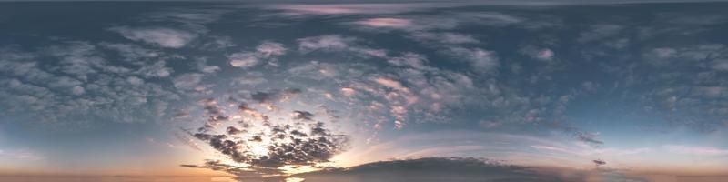 cielo azul oscuro antes del atardecer con hermosas nubes impresionantes. vista de ángulo de 360 grados de hdri sin costuras con cenit para usar en gráficos 3d o desarrollo de juegos como cúpula del cielo o editar toma de drones foto