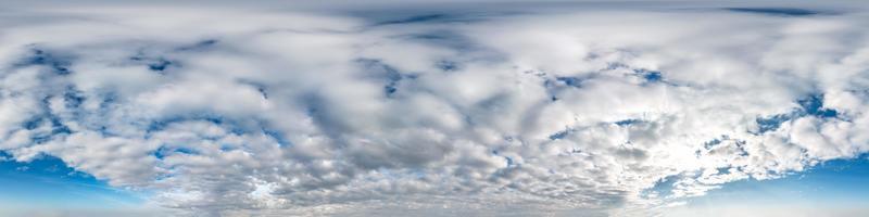 cielo azul con hermosos cúmulos. vista de ángulo de 360 grados de hdri sin costuras con cenit para usar en gráficos 3d o desarrollo de juegos como cúpula del cielo o editar toma de drones foto