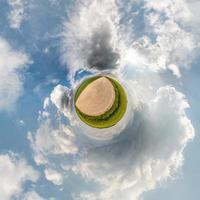 pequeño planeta transformación de panorama esférico 360 grados. vista aérea abstracta esférica en el campo con impresionantes nubes hermosas. curvatura del espacio. foto