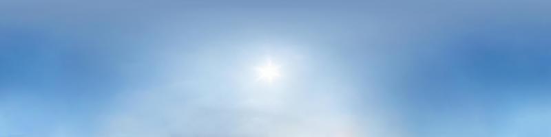 cielo azul claro con sol abrasador. vista de ángulo de 360 grados de hdri sin costuras con cenit para usar en gráficos 3d o desarrollo de juegos como cúpula del cielo o editar toma de drones foto