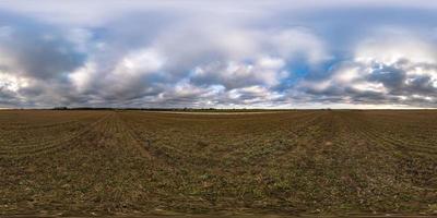 vista de ángulo de 360 grados de panorama hdri esférico completo sin costuras entre campos en la noche nublada de otoño en proyección equirectangular con cenit y nadir, listo para realidad virtual vr foto