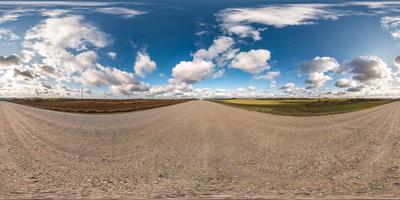 cielo azul con nubes esponjosas de tormenta de lluvia. Vista panorámica de 360 grados de ángulo de 360 grados de hdri sin costuras completa en camino de grava con cenit en proyección equirectangular, listo para realidad virtual vr ar foto