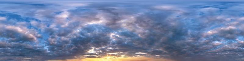 panorama hdri transparente 360 grados de ángulo de visión azul cielo vespertino rosa con hermosas nubes antes de la puesta del sol con cenit para usar en gráficos 3d o desarrollo de juegos como cúpula del cielo o editar toma de drones foto