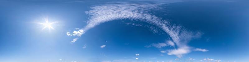 cielo azul claro con hermosas nubes de cúmulo esponjosas. vista de ángulo de 360 grados panorámica hdri perfecta sin suelo para usar en gráficos 3d o desarrollo de juegos como cúpula del cielo o editar toma de drones foto