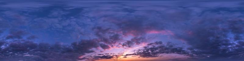 cielo azul oscuro y rosa sin costuras antes de la puesta del sol hdri panorama 360 grados vista angular con hermosas nubes para usar en gráficos 3d o desarrollo de juegos como cúpula del cielo o editar tiro de drones foto