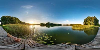 panorama hdri esférico completo sin costuras vista en ángulo de 360 grados en un muelle de madera cerca del lago por la noche en proyección equirectangular con cenit, contenido de realidad virtual listo vr ar foto