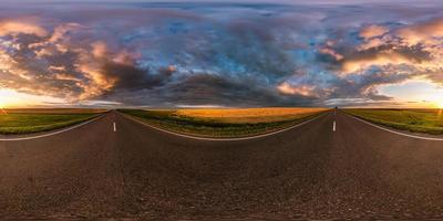 panorama hdri esférico completo sin costuras vista en ángulo de 360 grados en la carretera asfaltada entre campos en la puesta de sol de la tarde de verano con nubes impresionantes en proyección equirectangular, listo para la realidad virtual vr ar foto