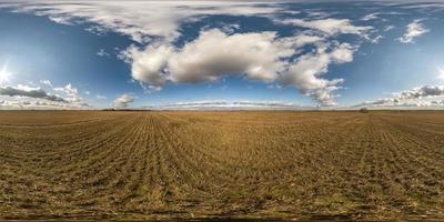 vista de ángulo de 360 grados de panorama hdri esférico completo sin costuras entre campos en el día de primavera con nubes impresionantes en proyección equirectangular, listo para contenido de realidad virtual vr ar foto