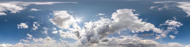 cielo azul con hermosas nubes oscuras antes de la tormenta. vista de ángulo de 360 grados de hdri sin costuras con cenit para usar en gráficos 3d o desarrollo de juegos como cúpula del cielo o editar toma de drones foto