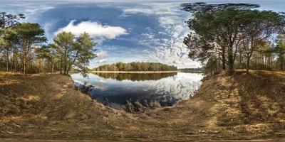 vista de ángulo de 360 grados de panorama hdri esférico completo sin costuras en el precipicio de un río ancho en un bosque caducifolio en primavera en proyección equirectangular, listo para contenido de realidad virtual ar vr foto