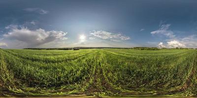 vista de ángulo de 360 grados de panorama hdri esférico completo sin costuras entre campos en el día de primavera con nubes impresionantes en proyección equirectangular, listo para contenido de realidad virtual vr ar foto