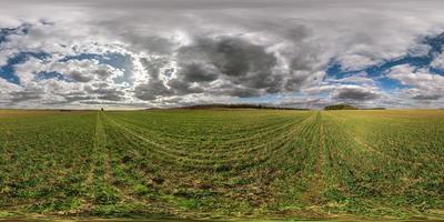 vista de ángulo de 360 grados de panorama hdri esférico completo sin costuras entre campos en el día de primavera con hermosas nubes en proyección equirectangular, listo para contenido de realidad virtual vr ar foto