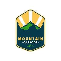 diseño de logotipo de insignia de montaña al aire libre vector