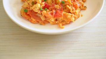 wokade tomater med ägg eller äggröra med tomater – hälsosam matstil video