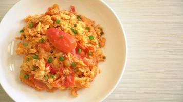Stir-fried tomatoes with egg or Scrambled eggs with tomatoes - healthy food style video