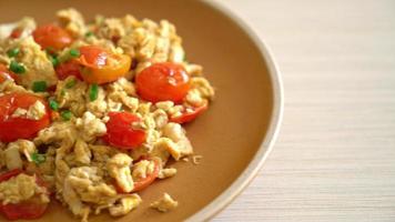 roergebakken tomaten met ei of roerei met tomaten - gezonde voedingsstijl video