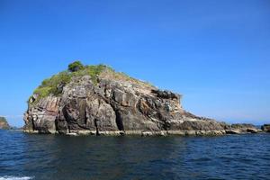 pequeña isla con hermoso mar foto