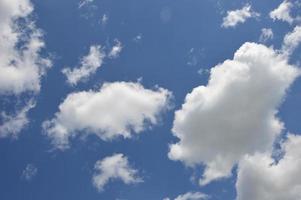 cielo azul con nubes blancas en un día claro. fondo natural natural. foto