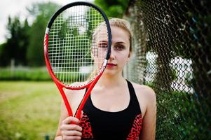 bella deportista mujer tenista con raqueta en traje de ropa deportiva. foto
